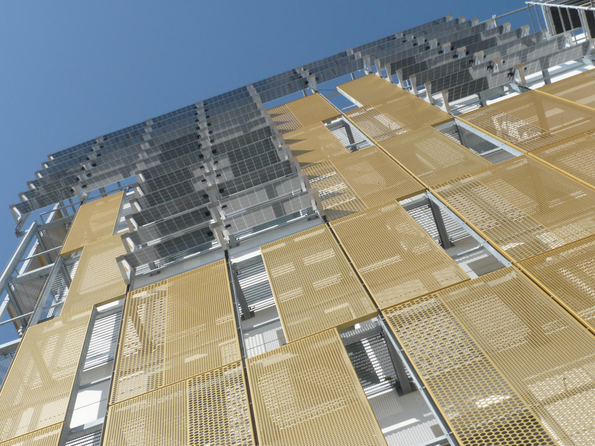 Centrale photovoltaïque en brise soleil sur l'immeuble Les Reflets du Drac à Grenoble