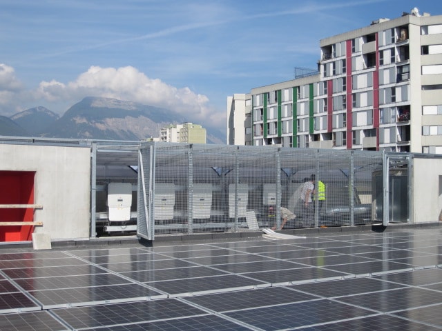 Installation des onduleurs de la centrale solaire du parking Arlequin à Grenoble